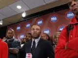Derek Fisher, acompa&ntilde;ado por varios jugadores de la NBA en una rueda de prensa.