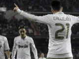 Callej&oacute;n, Ozil y Benzem&aacute;, en la celebraci&oacute;n de un gol con el Real Madrid.