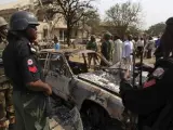 Las fuerzas de seguridad nigerianas contemplan la escena de la explosión en la iglesia católica de Santa Teresa en la ciudad de Madalla.