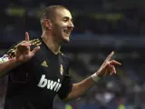 El delantero franc&eacute;s del Real Madrid, Karim Benzema, celebra su gol ante el M&aacute;laga.