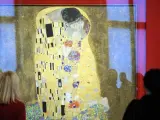 Varias personas observan el cuadro "El beso" (1908) de Gustav Klimt (1862-1918) en el Palacio Belvedere de Viena (Austria).