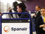 Imagen de un cartel que informe del cierre de facturaci&oacute;n en los mostradores de Spanair en el aeropuerto de Barajas.