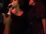Captura de la grabaci&oacute;n realizada este 10 de febrero en la que puede verse a Whitney Houston cantando sobre el escenario, una noche antes de su fallecimiento.