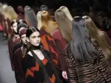 Varias modelos desfilan por la pasarela con creaciones de la colección otoño-invierno de la firma Allude, durante la última jornada de la Semana de la Moda de París, Francia.