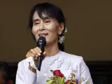La Premio Nobel de la Paz, Aung San Suu Kyi, en la sede de su partido.