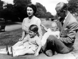 La reina Isabel II de Inglaterra junto a su marido el Duque de Edimburgo y sus dos hijos más mayores, el príncipe Carlos y la princesa Ana de Inglaterra, en una imagen familiar de la década de los 60.