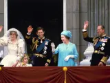 Enlace del príncipe Carlos de Inglaterra y Diana de Gales, junto a la reina Isabel II y su marido Felipe de Inglaterra, saludan desde el balcón de Buckingham Palace en Londres, Reino Unido, el 29 de julio de 1981.