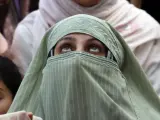Una mujer musulmana cachemirí reza ante una reliquia, que se supone que es pelo de la barba del profeta Mahoma, durante unas oraciones especiales con motivo del aniversario de la muerte de Abu Bakr Siddique, el primer califa del Islam, en Srinagar, Cachemira india.