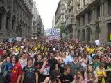 Manifestación de estudiantes que ha recorrido las calles de Barcelona durante la jornada de huelga en la enseñanza en protesta por los recortes en la educación pública.