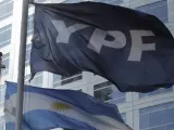 Detalle de las banderas de Argentina y de la petrolera YPF, frente al edificio donde funcionan las oficinas centrales de la empresa en Buenos Aires.