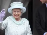 La reina Isabel II y el príncipe Guillermo siguen desde el balcón del Palacio de Buckingham la última jornada de festejos por su Jubileo de Diamantes.
