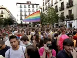 Numeroso público en la Plaza de Chueca, en Madrid, asistió al pregón de la cantante 'La Terremoto de Alcorcón' y el actor Fernando Tejero (d) con el que arrancó la fiesta del Orgullo Gay 2012 en Madrid.