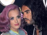 Fotografía de archivo donde se ve a la cantante estadounidense Katy Perry (i) y a su esposo el actor y comediante británico, Russell Brand.
