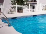 Una piscina de una comunidad de apartamentos de verano.