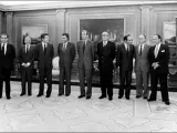 El rey de España don Juan Carlos junto a los políticos (de izquierda a derecha) Landelino Lavilla, Santiago Carrillo, Adolfo Suárez, Felipe González, Miquel Roca, Xavier Arzallus y Manuel Fraga, en la década de los años 80.