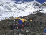 Varias personas permanecen en el campamento base de la montaña Manaslu, de 8.156 metros de altitud, tras la avalancha mortal.