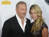 El actor Kevin Costner y su esposa, la modelo Christine Baumgartner al llegar a la ceremonia 64 de los premios Emmy en Los Ángeles (EE UU).