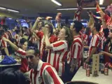 Un grupo de aficionados del Atlético de Madrid ven el encuentro en un bar.