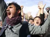 Ciudadanos afganos gritan consignas durante una protesta en contra de la quema del Corán.