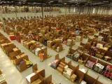 Un almacén de la empresa Amazon abierto recientemente en Escocia, Reino Unido. La nave tiene una superficie superior a 93.000 metros cuadrados, similar a 14 campos de fútbol, y es la mayor de Amazon en ese país. Solo en este almacén trabajan 750 personas de forma permanente, además de 1.500 empleados temporales.