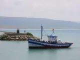 Un Barco Pesquero En La Zona De Almadrabas De Cádiz