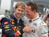 El piloto alemán de Mercedes, Michael Schumacher, felicita a Sebastian Vettel en el GP de Interlagos de Brasil de 2012.