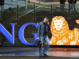Un empleado llega a la sede del banco holandés ING en Ámsterdam (Holanda).