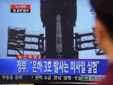 Un ciudadano observa el lanzamiento de un cohete de largo alcance Unha-3 por parte de Corea del Norte en Dongchang-ri (Corea del Norte).