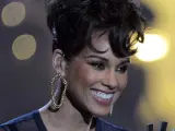 La cantante estadounidense Alicia Keys tras ser galardonada como mejor artista y compositora estadunidense de la última década, el 24 de enero de 2013, durante el acto de entrega de los Premios 40 Principales 2012.