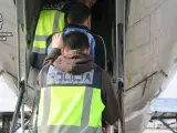 Policías escoltas a extranjeros que van a ser expulsados de España en avión