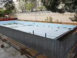 Estado que presenta la piscina de verano del Barrio de la Concepci&oacute;n, cerrada por obras desde 2007.
