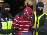 Agentes de Policía trasladan detenido desde su domicilcio en Zaragoza a Nou Mediouni, de origen argelino, una de las dos personas detenidas por presuntos delitos de terrorismo islamista.