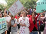 Activistas indios protestan contra las violaciones a niñas, junto a la sede de la comisaría de la Policía en Nueva Delhi.