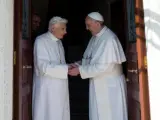 Imagen cedida por el periódico Osservatore Romano que muestra al papa Fransico recbiendo al papa emérito Benedicto XVI a su regreso al Vaticano.