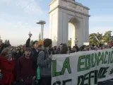 Decenas de estudiantes, en una manifestaci&oacute;n contra los recortes educativos en la Complutense.