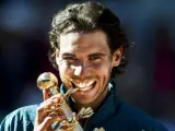 El tenista espa&ntilde;ol Rafael Nadal posa con el trofeo del Master Series Mutua Madrid Open.