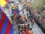 Los jugadores del FC Barcelona en el autobús que les transporta esta tarde en una 'rúa' en la que los miembros del equipo azulgrana recorren las calles de Barcelona celebrando la consecución de su vigésimosegundo título de campeón de liga.
