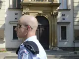 Un agente de policía checo vigila en el exterior de una de las sedes del gobierno de la República Checa.