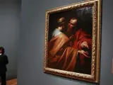 Una vigilante del Museo del Prado pasa junto a una obra de Rivera en una sala de exposici&oacute;n temporal de la pinacoteca, en una imagen de archivo.