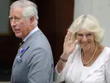 El pr&iacute;ncipe Carlos de Inglaterra y su mujer, Camila, duquesa de Cornualles, saludan a su llegada al hospital de St. Mary's de Londres (Reino Unido).