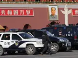 Un policía vigila delante de la Ciudad Prohibida, en la plaza de Tiananmen, en Pekín (China).