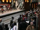 Viajeros esperando en el andén de la estación de trenes de Atocha.