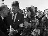 El presidente John Fitzgerald Kennedy y su mujer, Jacqueline Kennedy, a su llegada al aeropuerto de Dallas (Texas, EEUU). Poco después el presidente fue tiroteado por Lee Harvey Oswald. Tenía 46 años de edad.