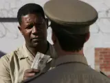 El actor Dennis Haysbert interpreta a Nelson Mandela en 'Adi&oacute;s, Bafana' (2013).