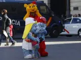 Puestos ambulantes de loter&iacute;a y personas disfrazadas de dibujos animados en la Puerta del Sol.