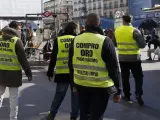 Trabajadores de empresas de compra venta de oro, captando clientes en la Puerta del Sol.