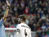 El árbitro Clos Gómez expulsa a Sergio Ramos en el Osasuna-Real Madrid.
