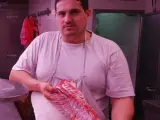 Juanjo Mart&iacute;n, carnicero en el mercado de Mostenses: &quot;Estamos aguantando los precios para que la gente consuma algo&quot;.