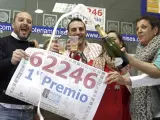 Los propietarios de la Administración número 3 de Manises (Valencia) celebran haber vendido una serie del número 62.246, premiado con el Gordo del sorteo de Navidad 2013.