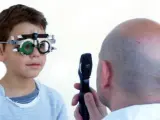 Un optometrista graduando la vista a un niño.
